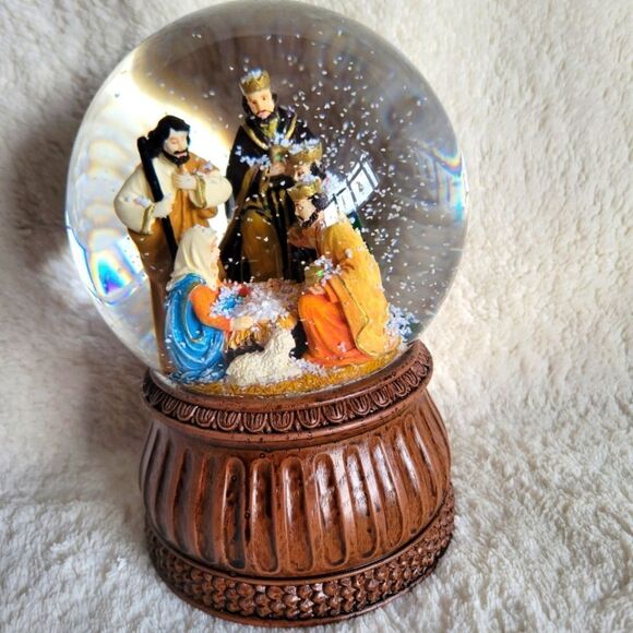 NEW CHRISTMAS nativity snow/ water globe - Picture 1 of 8